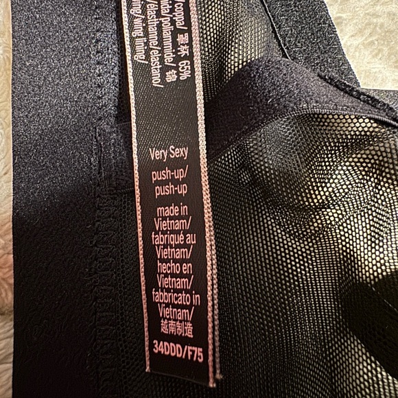 Victoria's Secret Very Sexy Push Up Bra - Picture 7 of 7